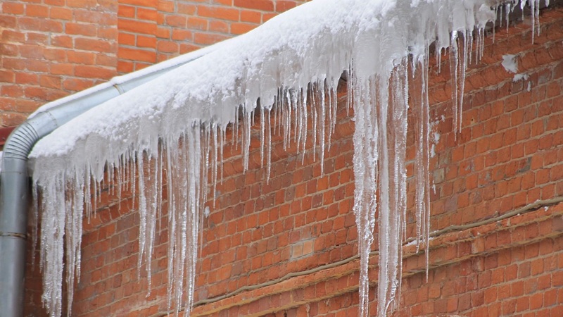 Ice Dam On Roof Of Brick Building E1677212149772 Ice Dam On Roof Of Brick Building E1677212149772